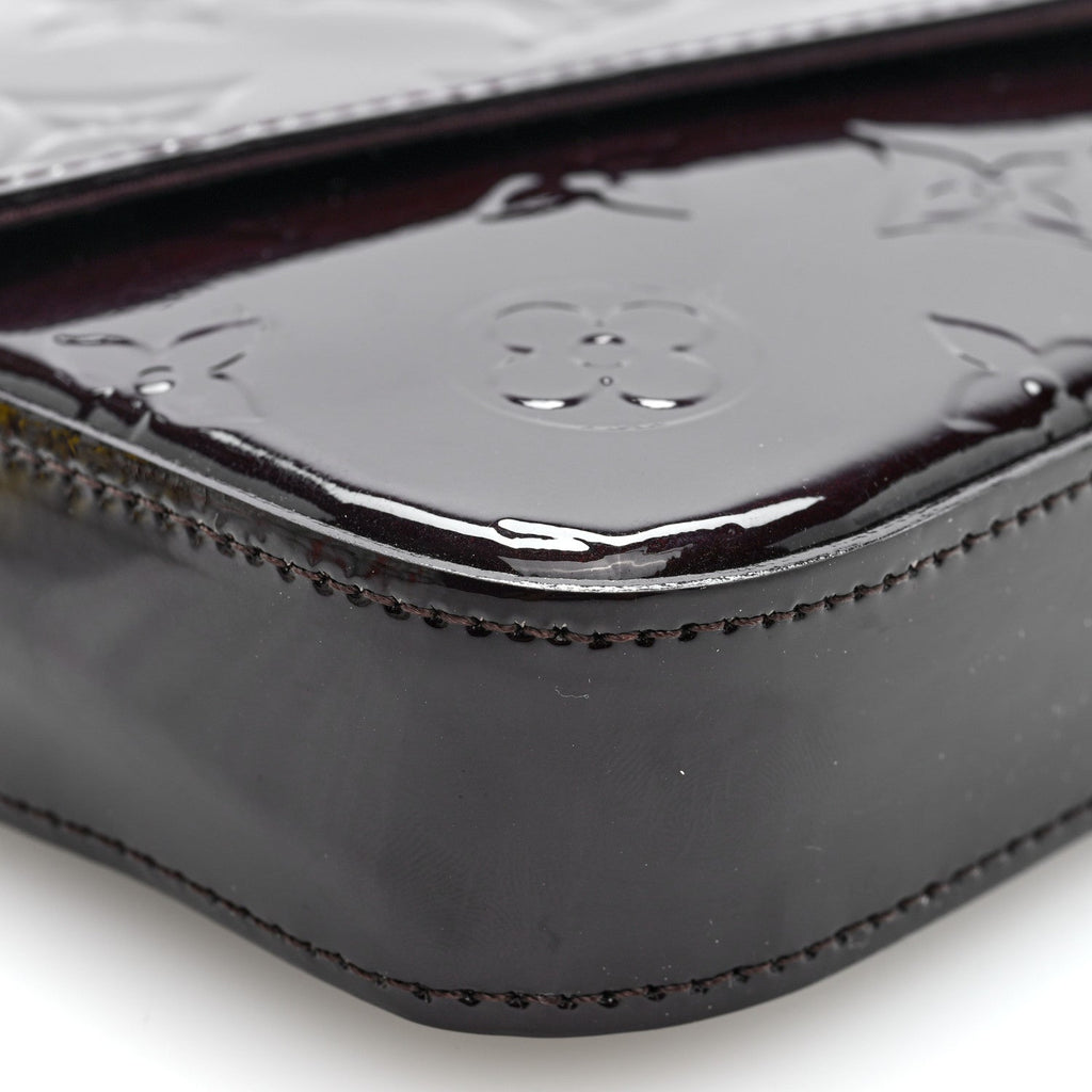Vernis Pochette Felicie Chain Wallet Amarante
