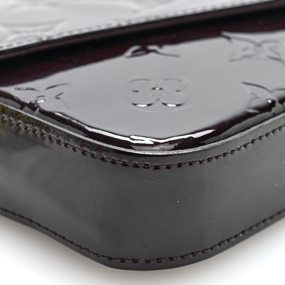 Vernis Pochette Felicie Chain Wallet Amarante