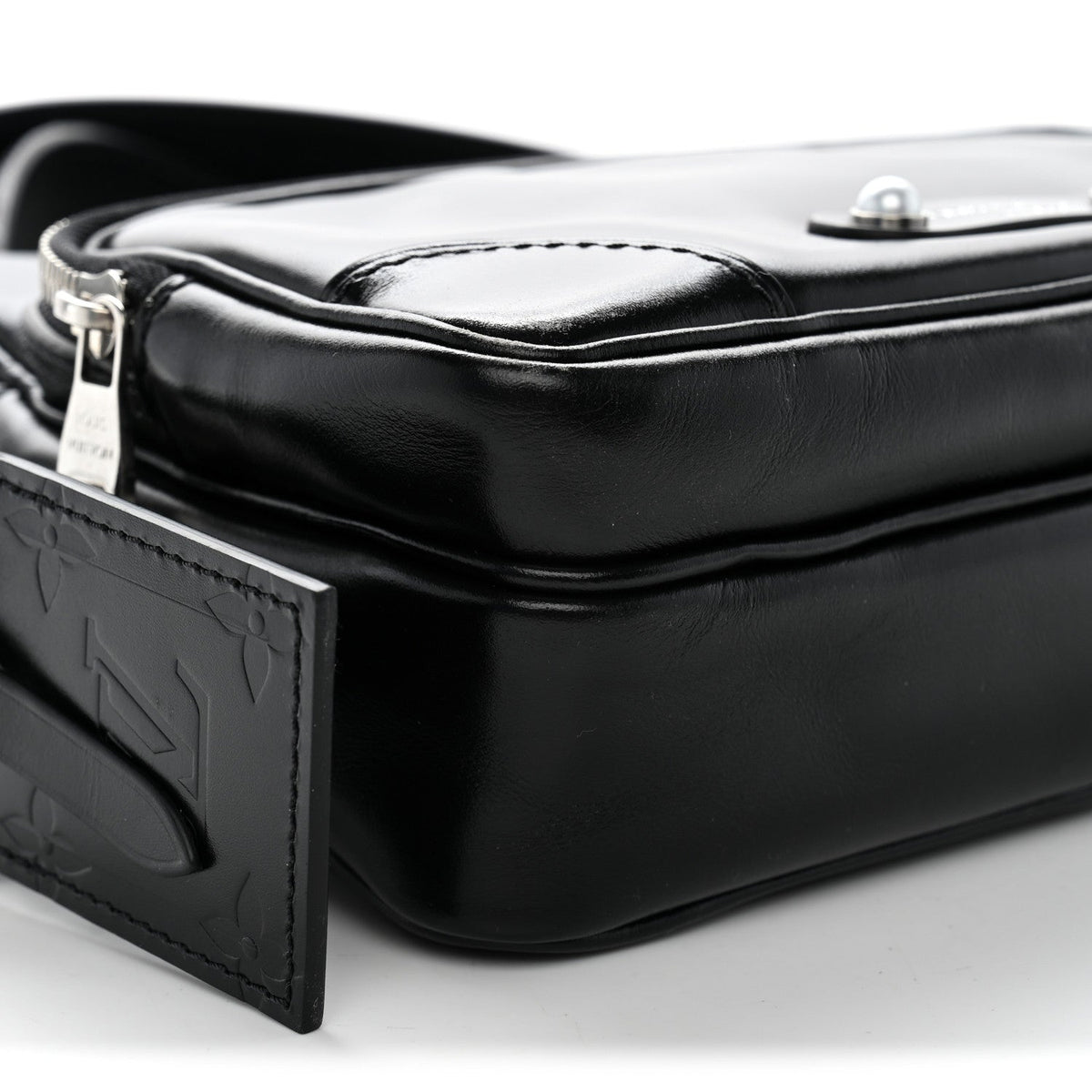 Calfskin Nil City Shoulder Bag Night Black