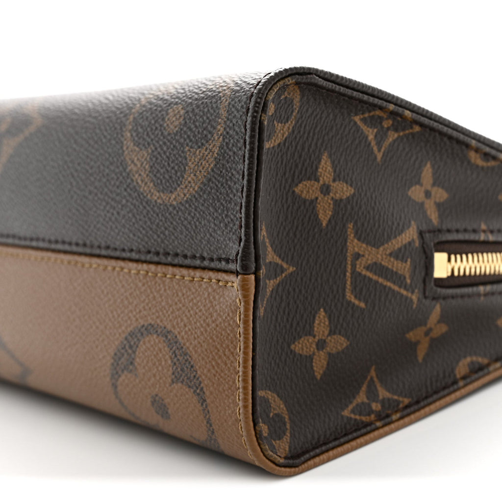 Reverse Monogram Giant OnTheGo East West Chain