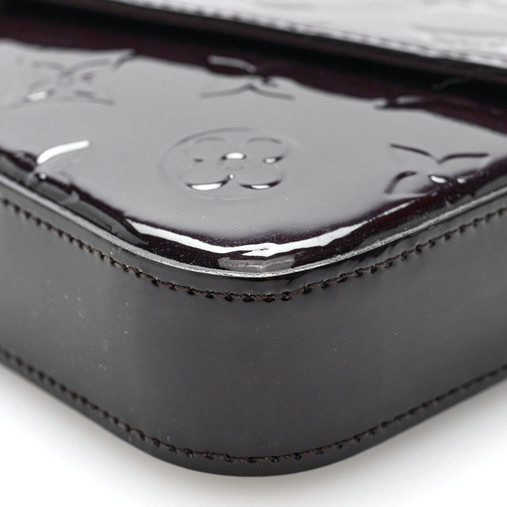 Vernis Pochette Felicie Chain Wallet Amarante