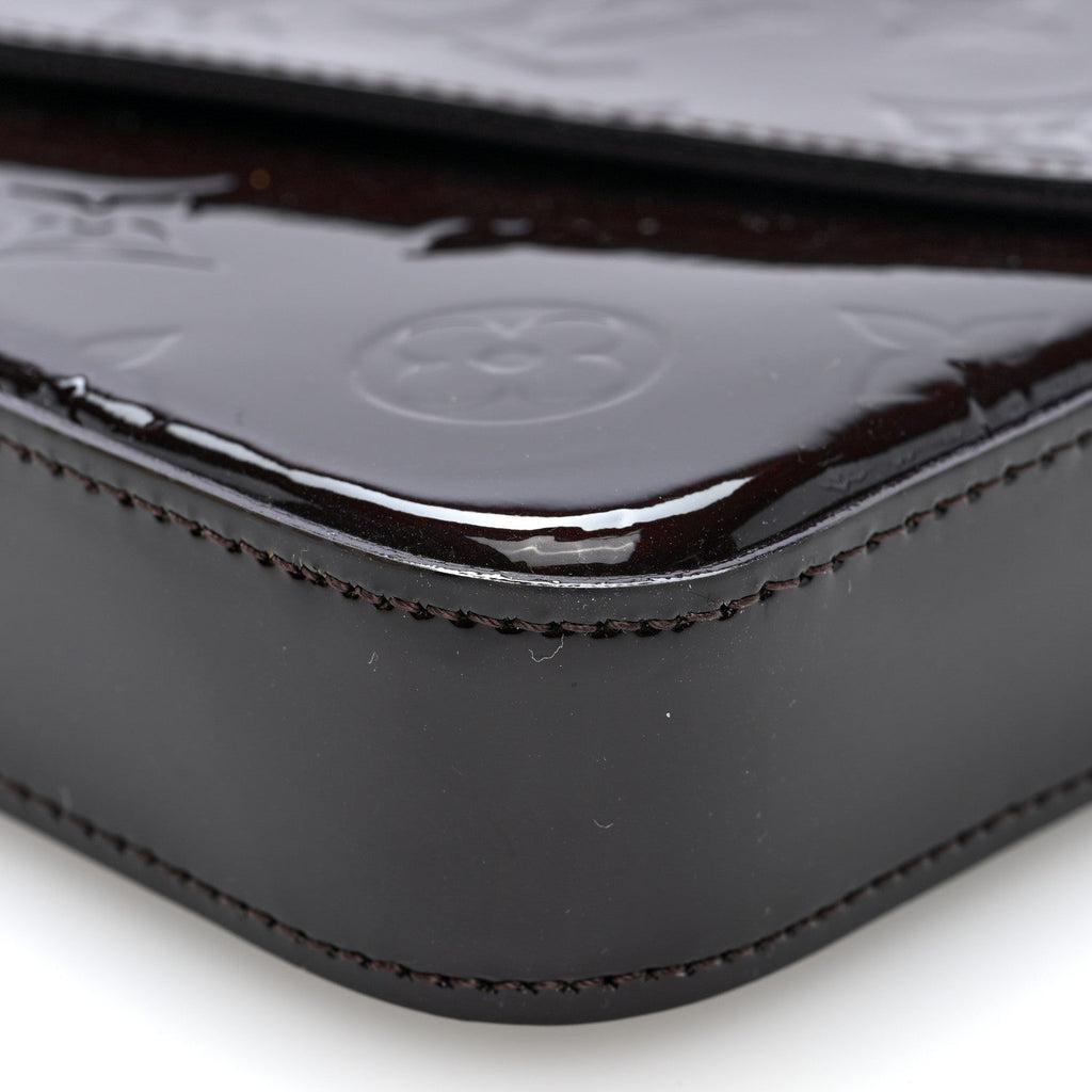 Vernis Pochette Felicie Chain Wallet Amarante